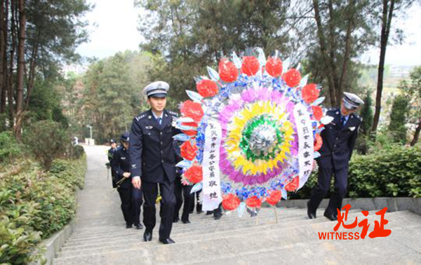 秀山县公安局开展“缅怀革命先烈 重温入警誓词”主题扫墓活动