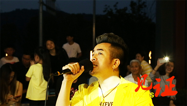 走，到憨石匠火锅店看“杨坤”个人演唱会