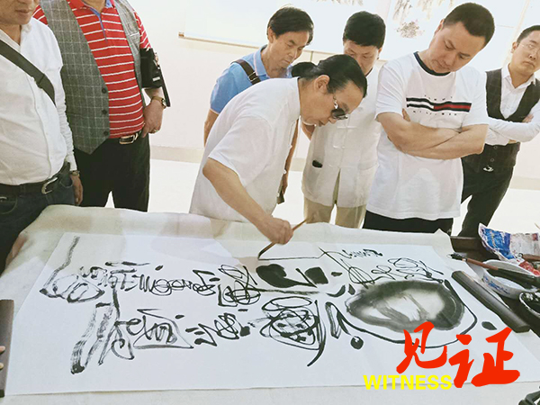 渝台书画家重庆笔会 东方毕加索——张雷现场挥毫泼墨 渝台书画家重庆笔会 东方毕加索——张雷现场挥毫泼墨