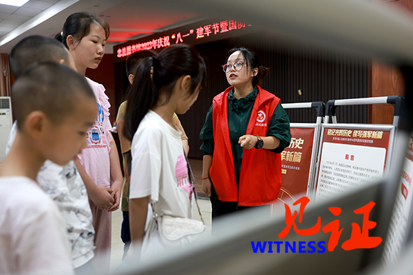 忠县图书馆举办迎“八一”国防知识讲座 